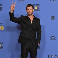 Aktor tampan Chris Hemsworth juga hadir di Golden Globes 2018. Berbeda dengan pria kebayakan, pria asal Australia ini memilih setelan jas dan celana berpola. Foto: Getty Images