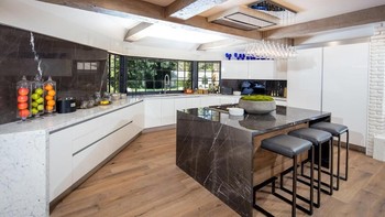 Bagian dapur yang mewah, lihat saja bagian dinding hingga mejanya dilapisi dengan marmer. (Foto: Matthew Momberger)