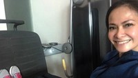 Mantan Gadis Sampul 1993 tampak rajin pergi ke gym. Salah satu latihan yang ia lakukan adalah leg press. Leg day! Love and hate relationship banget sama leg press machine ini. Sebel sama pegelnya, tapi balik lagi balik lagi. Ayoo, udah olahraga belum hari ini?, katanya. Foto: Instagram @ersamayori