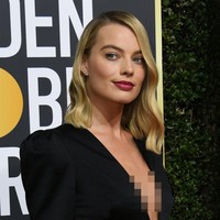 Margot Robbie tampil dengan rambut ditata bergelombang dan lipstik burgandy.  Foto: Getty Images