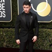 Nick Jonas yang tengah dikabarkan sedang dekat dengan Demi Moore juga memilih tampil serba hitam. Pemain film Jumanji: Welcome to the Jungle tersebut memilih jas dengan lapel bermaterial mengkilap. Foto: Getty Images