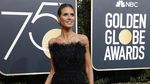 Pesona Para Selebriti Cantik Bergaun Hitam di Golden Globe 2018