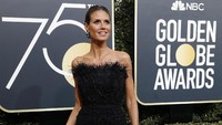 Heidi Klum tampak menawan dengan dress hitam yang memamerkan bahu seksinya itu. REUTERS/Mario Anzuoni