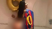 Suzy kerap bikin heboh dengan pose-posenya bersama kit seragam Messi. Seperti ini, ia membawa jersey La Pulga ke kamar mandinya. Foto: Instagram/suzycortez