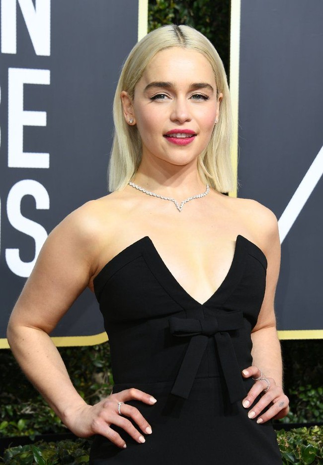 Gaun berbelahan dada rendah lagi-lagi menjadi andalan aktris 32 tahun itu. Kali ini untuk ajang Golden Globes 2018. (Foto: Getty Images)