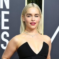 Gaun berbelahan dada rendah lagi-lagi menjadi andalan aktris 32 tahun itu. Kali ini untuk ajang Golden Globes 2018. (Foto: Getty Images)