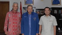 SBY dan Ganjar dan Ficardo sempat berfoto bersama sebelum pengumuman Pilgub Jateng dan Pilgub Lampung disampaikan di DPP Demokrat. (Foto: Anung Anindito)