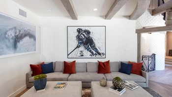 Saking luasnya, rumah ini memiliki 7 kamar tidur dan 9 kamar mandi. (Foto: Matthew Momberger)