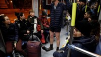 Aksi nekat ini merupakan acara tahunan bertajuk No Pants Subway Ride. REUTERS/Ronen Zvulun.