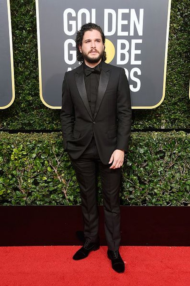 Kit Harrington tampil segar dan gagah di karpet merah. Padahal sebelum datang ke Golden Globes 2018, pemain Games of Throne tersebut dikabarkan sempat mabuk di sebuah bar. Foto: Getty Images