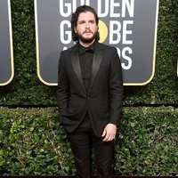 Kit Harrington tampil segar dan gagah di karpet merah. Padahal sebelum datang ke Golden Globes 2018, pemain Games of Throne tersebut dikabarkan sempat mabuk di sebuah bar. Foto: Getty Images