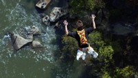 Base Jumping. Ini merupakan gabungan dari cliff jumping dan terjun payung namun tidak dilakukan dari atas pesawat terbang. Para basejumper melompat dari tebing, gedung, atau jembatan dan akan membuka payung parasutnya tak lama setelah dia melompat. (ist.)