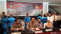 Selain menangkap sutradara dan pemeran wanita dalam video porno bocah lelaki dengan perempuan dewasa, polisi juga menangkap ibu dari bocah. Dua ibu, inisial S dan H, terlibat dalam video tersebut. Benar-benar gila.