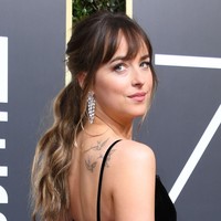 Tanpa makeup berlebih, Dakota Johnson tetap terlihat memukau.  Foto: Getty Images