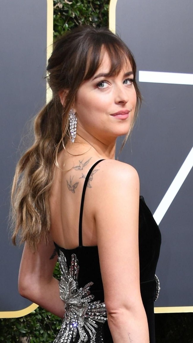 Tanpa makeup berlebih, Dakota Johnson tetap terlihat memukau.  Foto: Getty Images