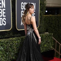 Bintang Fifty Shades Freed Dakota Johnson menebar pesonanya dalam balutan gaun Gucci. (Foto: Getty Images)