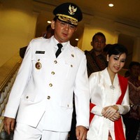 Mendampingi Ahok yang dilantik menjadi Gubernur DKI pada November 2014, Veronica Tan menyerasikan penampilannya dengan busana sang suami yang memakai baju seragam putih. Veronica mengenakan kebaya encim dengan detail bordir di bagian tengah dan bawah kebaya. Foto: Dok. Instagram, Detikcom