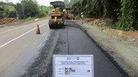 Proyek pelebaran jalan dijalankan oleh PT Waskita Karya (Persero) Tbk. Dok. Kementerian PUPR.