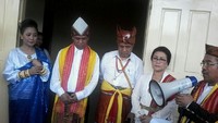 Pilgub NTT - Pasangan cagub cawagub Benny K Harman dan Benny Litelnoni mendaftar ke KPUD