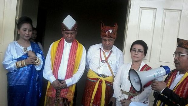 Pakai Baju Adat, Benny K Harman Daftar Cagub ke KPUD NTT