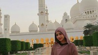 Gaya istri Raffi Ahmad, Nagita Slavina saat di depan Masjid Sheikh Zayed (Visit Abu Dhabi)