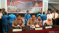Video tak senonoh itu tersebar di medsos sejak beberapa hari terakhir. Terdapat dua video yang memperlihatkan adegan ranjang bocah dengan perempuan dewasa di sebuah kamar diduga hotel. Sungguh kelakuan tak bermoral. 