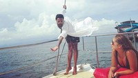 Dia mengabadikan momen liburannya dengan gaya yang nyentrik. (yolofahad/Instagram)
