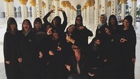 Penyanyi dan artis Selena Gomes juga pernah datang ke masjid tersebut bersama rekan-rekannya. Sebut saja Kendal Jenner, Devwinsor dan sejumlah model lainnya (selenagomez/Instagram)  
