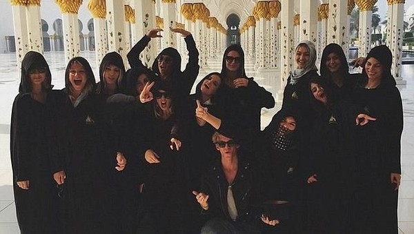 Penyanyi dan artis Selena Gomes juga pernah datang ke masjid tersebut bersama rekan-rekannya. Sebut saja Kendal Jenner, Devwinsor dan sejumlah model lainnya (selenagomez/Instagram) Penyanyi dan artis Selena Gomes juga pernah datang ke masjid tersebut bersama rekan-rekannya. Sebut saja Kendal Jenner, Devwinsor dan sejumlah model lainnya (selenagomez/Instagram)