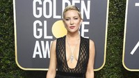 Kate Hudson menunjukan keseksiannya dengan dress hitam semi-transparan yang menunjukan belahan dadanya. Frazer Harrison/Getty Images/detikFoto.