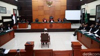 Dalam perkara ini, Jonru dikenai Pasal 28 ayat 2 juncto Pasal 45 A ayat 2 dan/atau Pasal 35 juncto Pasal 51 UU RI No 19 Tahun 2016 tentang Perubahan atas UU RI No 11 Tahun 2008 tentang Informasi dan Transaksi Elektronik dan/atau Pasal 4 huruf b angka 1 juncto Pasal 16 UU RI No 40 Tahun 2008 tentang Penghapusan Diskriminasi Ras dan Etnis dan/atau Pasal 156 KUHP.