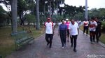 Foto: Sandi dan Menteri Rini Olahraga di Monas, Lalu Makan Bubur