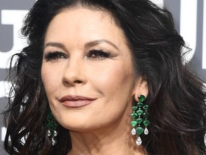 Di Usia 48, Catherine Zeta Jones Seksi Bergaun Menerawang