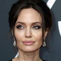 Angelina Jolie menjadi salah satu seleb yang penampilannya paling ditunggu-tunggu di Golden Globes. Tampil dengan lipstik nude dan riasan bernuansa smokey, Jolie tetap memberikan aura seksinya. Foto: Getty Images