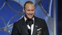 Big Little Lies mengawali kemenangannya lewat kategori Best Supporting Actor pada Television Series yang diraih Alexandre Skarsgard. Paul Drinkwater/NBCUniversal via Getty Images.