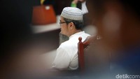 Jonru mendengarkan pertanyaan hakim.