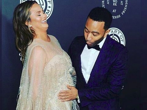 So Sweet, John Legend Bantu Chrissy Teigen yang Lagi Hamil Besar Pakai Celana