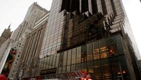 Petugas pemadam kebakaran sudah mengendalikan api yang menyala di atas Menara Trump. (Foto: REUTERS/Andrew Kelly)