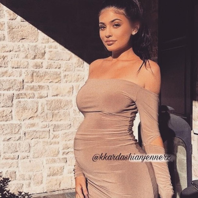 Selama ini netizen dibuat penasaran dengan kebenaran kehamilan Kylie Jenner. Sejumlah netizen pun iseng dengan mengedit foto Kylie dengan perut hamilnya. Foto: Instagram