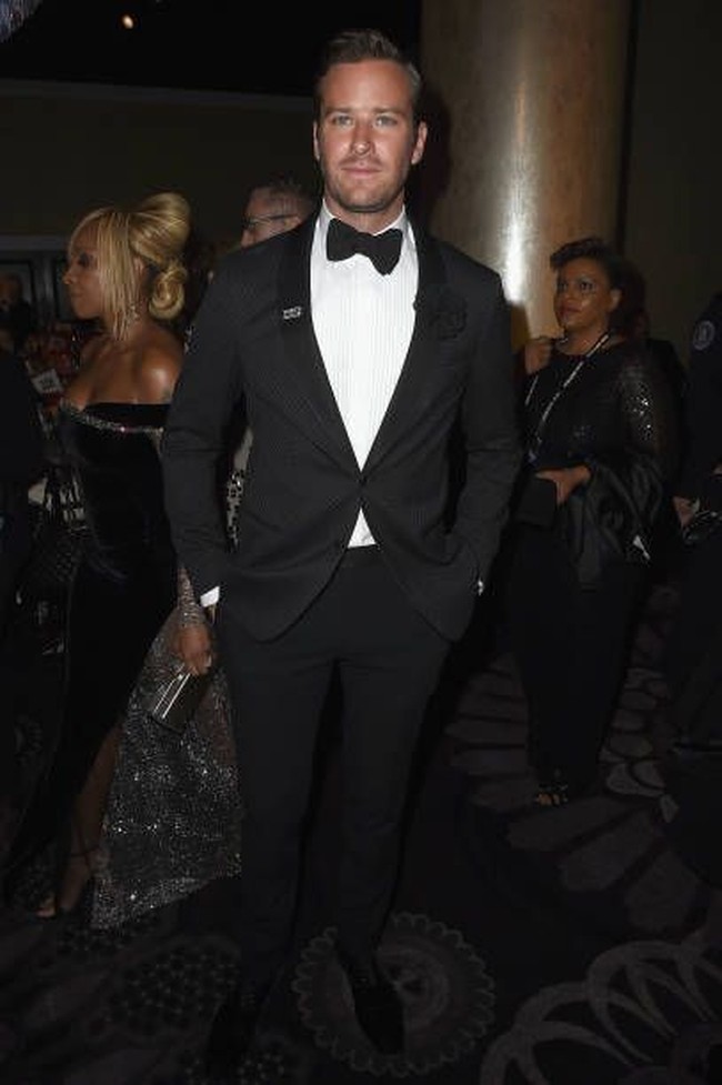 Armie Hammer dinobatkan sebagai salah satu pria tertampan menurut TH Candler 2017. Ia pun tampil dengan setelan jas, dasi kupu-kupu, serta bros hitam pada acara yang digelar, Minggu, (7/1/2018) malam waktu setempat. Foto: Getty Images