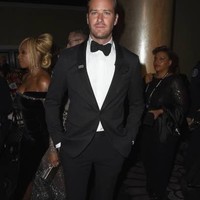 Armie Hammer dinobatkan sebagai salah satu pria tertampan menurut TH Candler 2017. Ia pun tampil dengan setelan jas, dasi kupu-kupu, serta bros hitam pada acara yang digelar, Minggu, (7/1/2018) malam waktu setempat. Foto: Getty Images