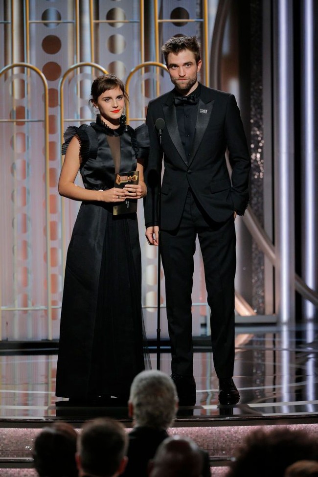 Berpartner dengan Robert Pattinson yang juga jadi pemain di Harry Potter, Emma Watson bertugas menjadi presenter untuk membawakan salah satu pemenang Golden Globes. Foto: Getty Images