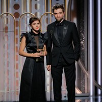 Berpartner dengan Robert Pattinson yang juga jadi pemain di Harry Potter, Emma Watson bertugas menjadi presenter untuk membawakan salah satu pemenang Golden Globes. Foto: Getty Images