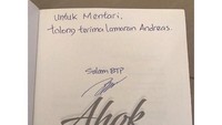 Di penjara, Ahok juga menulis pesan dan menandatangani buku Ahok di Mata Mereka yang dipesan oleh para pendukungnya. Pesannya beragam, bahkan Ahok pernah membantu seseorang melamar kekasihnya lewat pesan di buku ini. 