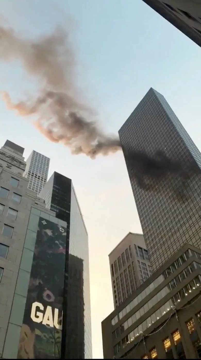 Kebakaran Terjadi di Atap Menara Trump di New York Kebakaran Terjadi di Atap Menara Trump di New York