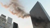 Asap tampak membubung dari atap Menara Trump yang terletak di pusat kota Manhattan, New York. (Foto: TWITTER/@NYCBMD/via REUTERS)