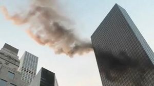 Asap Membubung dari Menara Trump di New York