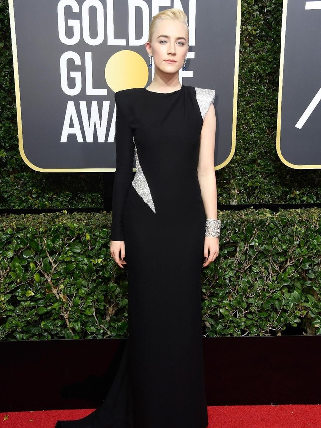 Aktris muda Saoirse Ronan tampil ala David Bowie dalam balutan gaun Versace. (Foto: Getty Images)