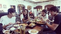 So sweet! makan bareng ketiga jagoannya bikin bunda Maia sumringah. Mereka selalu makan, ya kalau berkumpul bersama. Foto: Instagram Maia Estianty
