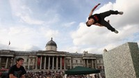 Parkour. Muncul dari Prancis, Parkour sudah cukup lama menjadi tren olahraga ektrem yang digemari banyak orang di dunia. Parkour merupakan metode latihan fisik yang dikembangkan untuk melewati beragam rintangan. (Chris Jackson/Getty Images For Barclaycard)